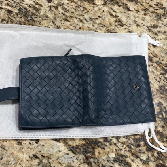 Bottega Veneta Leather Compact Wallet - Picture 3 of 9